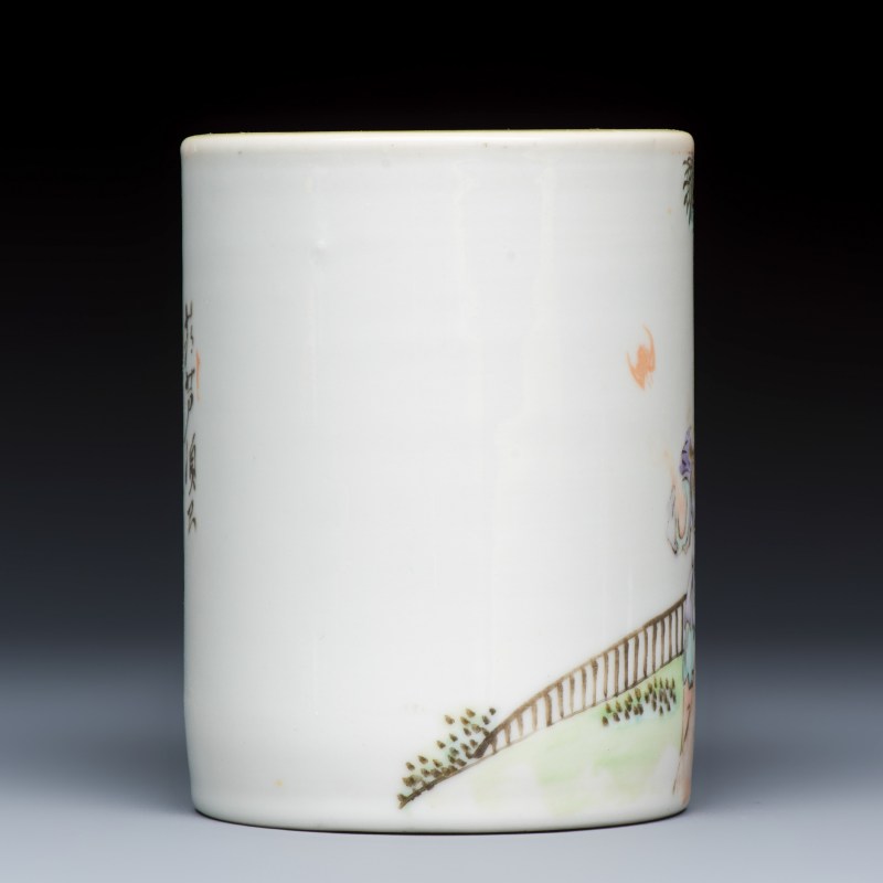 A Chinese qianjiang cai brushpot with figural design - 图5