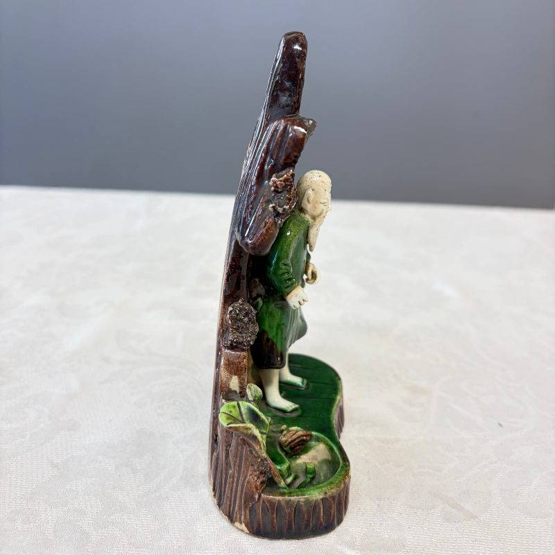 A Chinese aubergine-glazed brush rest and a famille verte sancai biscuit group - 图15