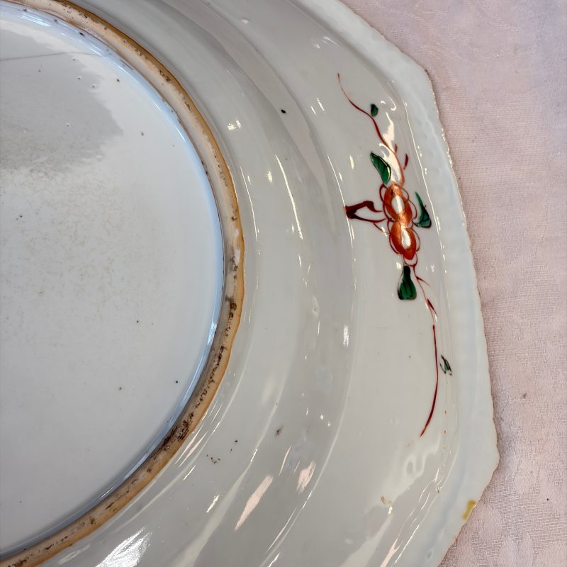 An unusual large octagonal Chinese famille verte dish with a lady playing the qin - 图20