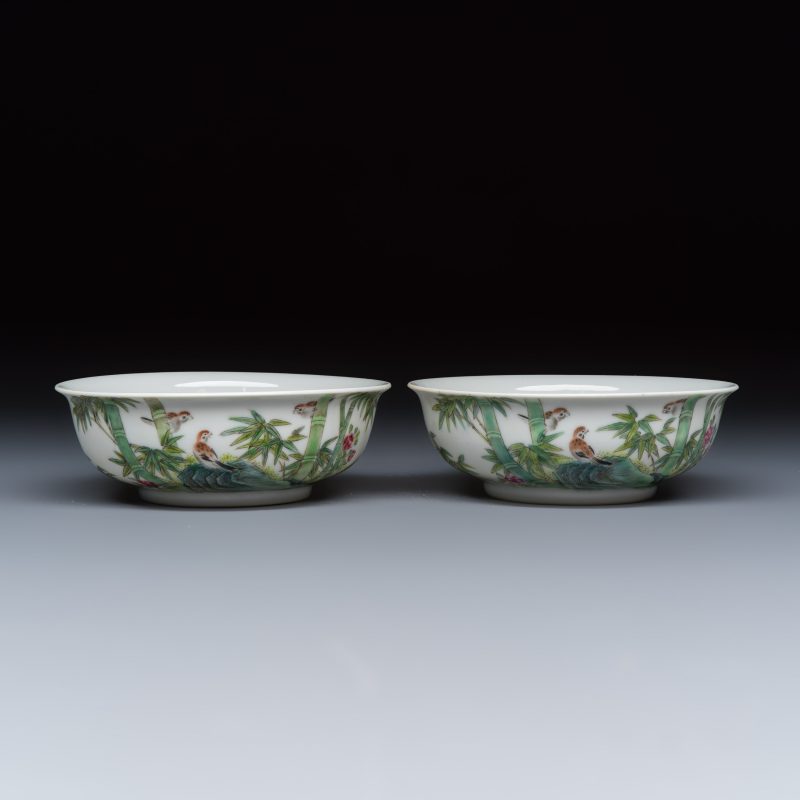 A pair of Chinese famille rose shallow bowls with birds among bamboo, and bats - 图2