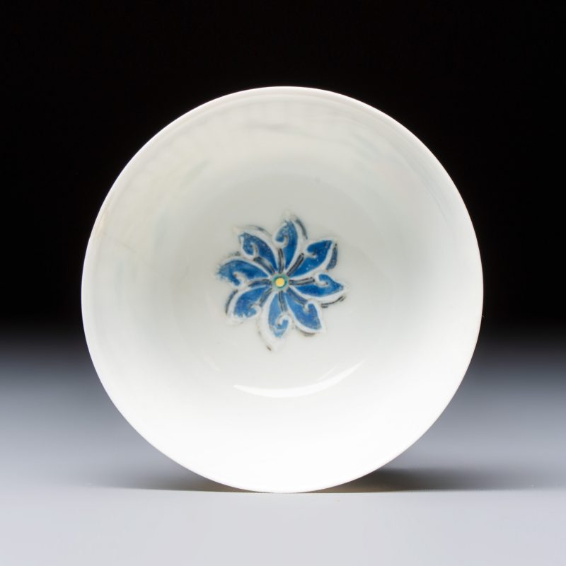 A Chinese famille rose tea bowl and saucer with floral design - 图8