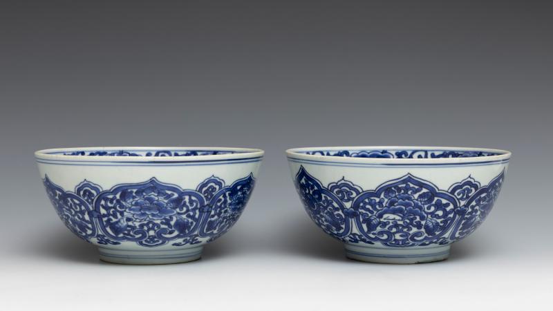 A pair of large blue and white 'lotus' bowls, Kangxi mark and of the period (1662-1722) - 图3