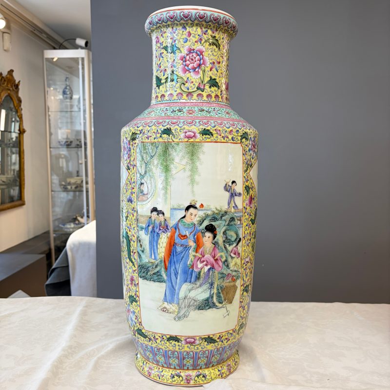A pair of Chinese famille rose vases with figural design - 图20