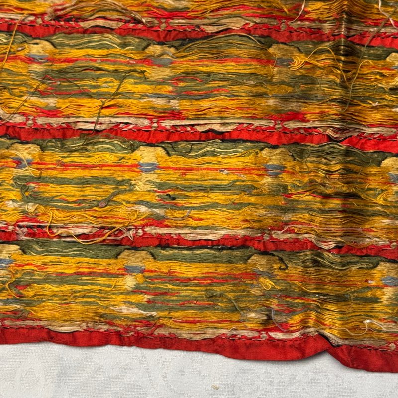 A Chinese red-ground brocade panel with seated Buddhas - 图22