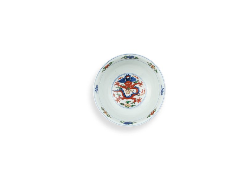 A fine wucai ‘immortals’ bowl, Mark and period of Wanli | 明萬曆　五彩仙人圖盌　《大明萬曆年製》款 - 图3