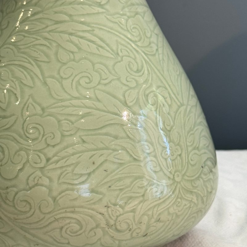 A Chinese celadon-glazed incised 'Yuhuchunping' vase with lotus scroll design - 图12