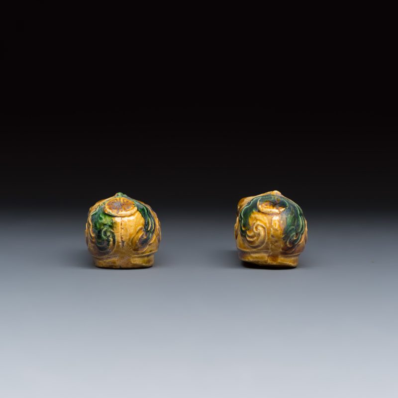 A pair of Chinese famille verte sancai biscuit 'Butterfly' water pots and a pair of shoes - 图11