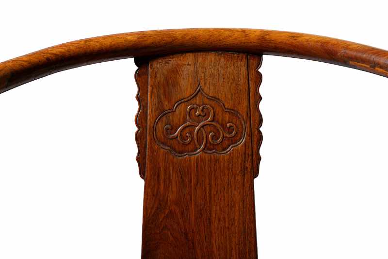 A pair of huanghuali horseshoe-back armchairs, Quanyi - 图18