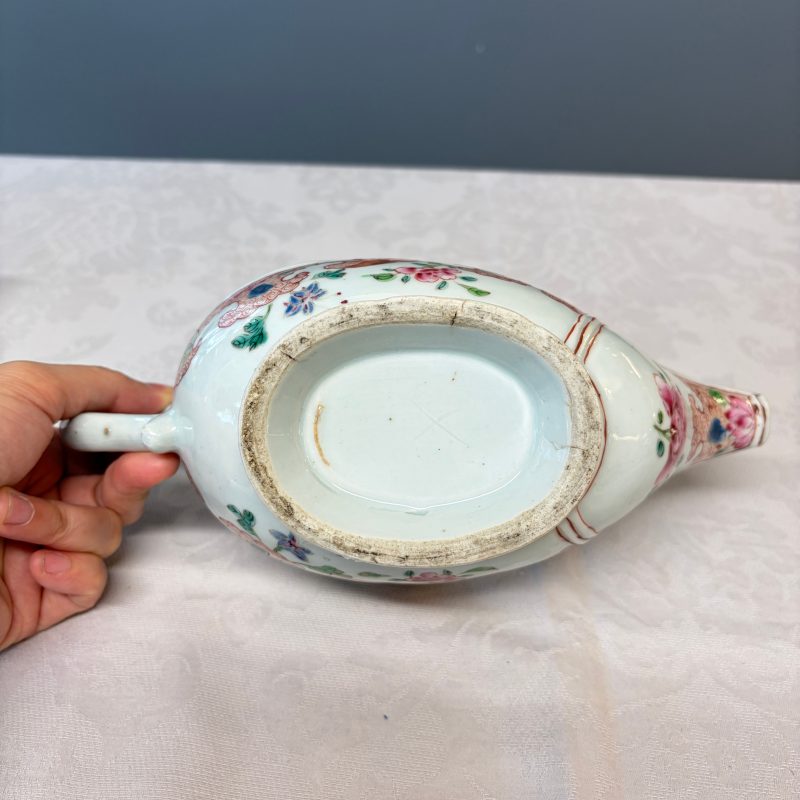 A pair of Chinese famille rose sauceboats with floral scroll design - 图16