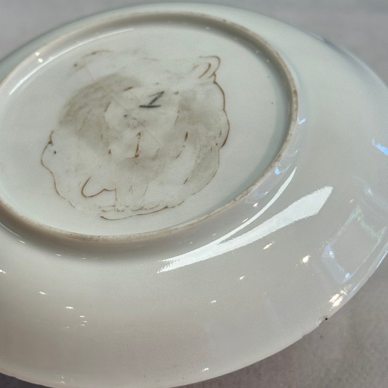 A pair of Chinese famille rose 'Milkmaid' saucers - 图15