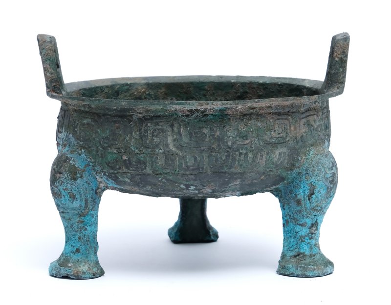 An archaic inscribed bronze footed ritual tripod cauldron, Ding - 图2