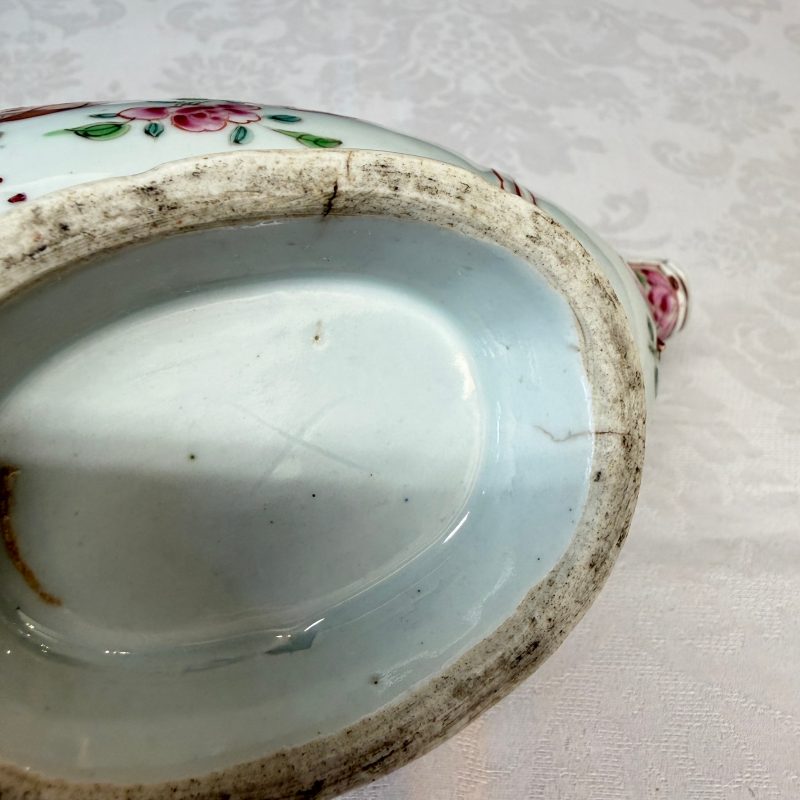A pair of Chinese famille rose sauceboats with floral scroll design - 图17