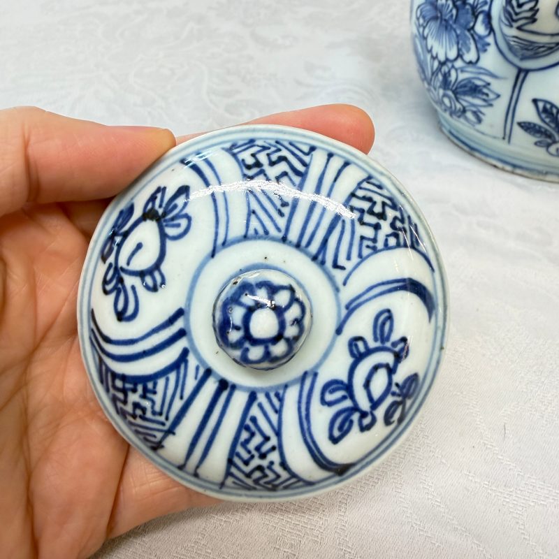 A Chinese blue and white 'Buddhist Lion' wine pot and cover - 图32