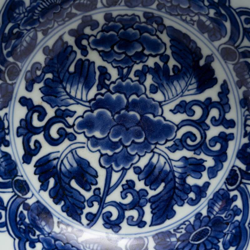 A pair of large blue and white 'lotus' bowls, Kangxi mark and of the period (1662-1722) - 图4