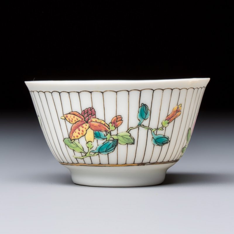 A Chinese famille rose tea bowl and saucer with floral design - 图7