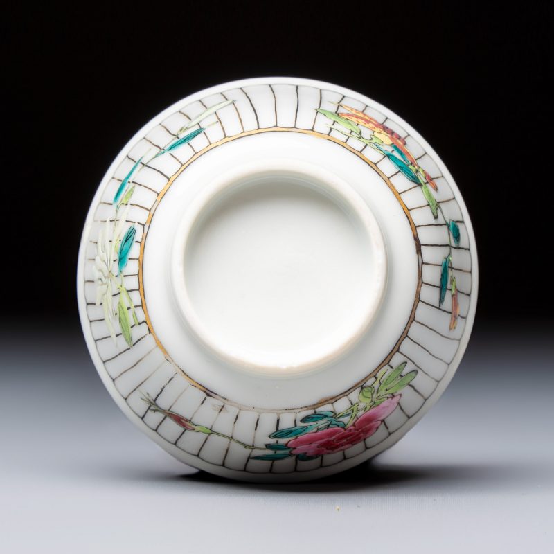A Chinese famille rose tea bowl and saucer with floral design - 图9