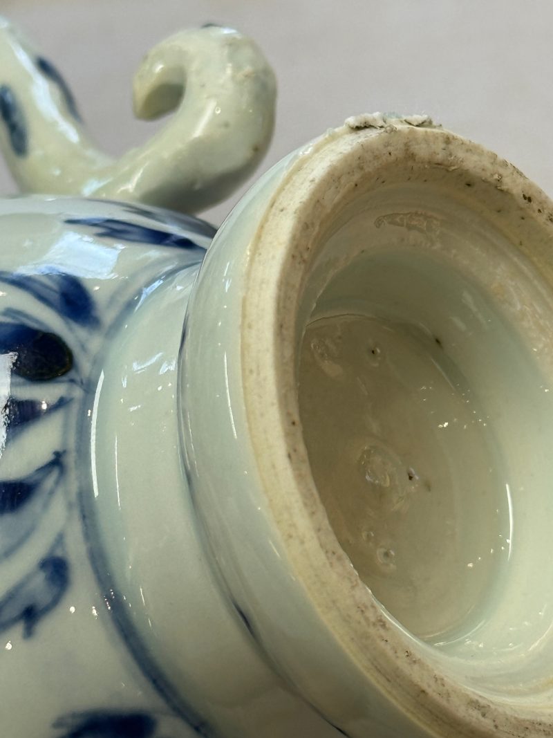A Chinese blue and white jug with floral design - 图19