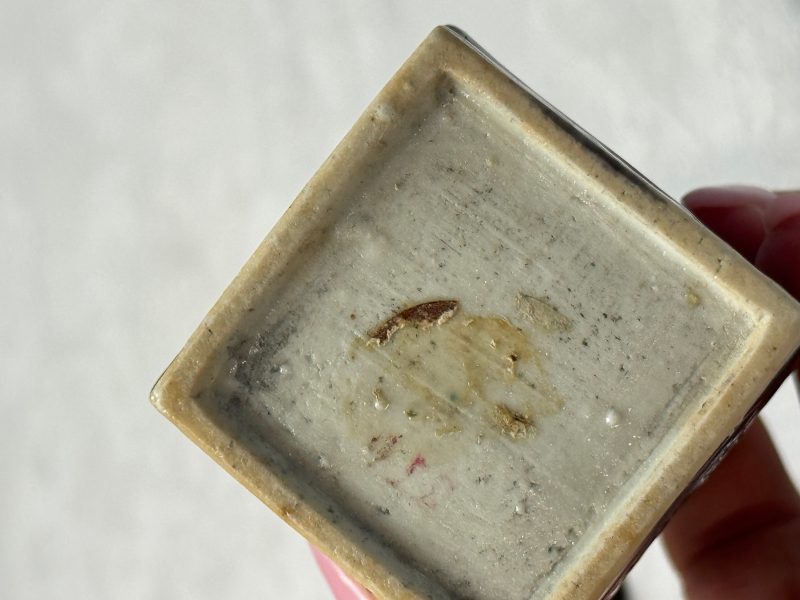 A pair of Chinese aubergine-glazed openworked square brush pots on later wooden stands - 图23