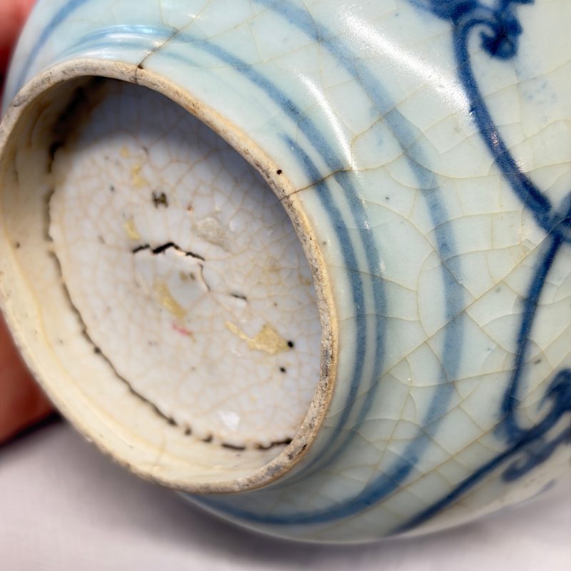 Two Chinese blue and white bowls, a plate, a celadon kendi and a vase - 图55