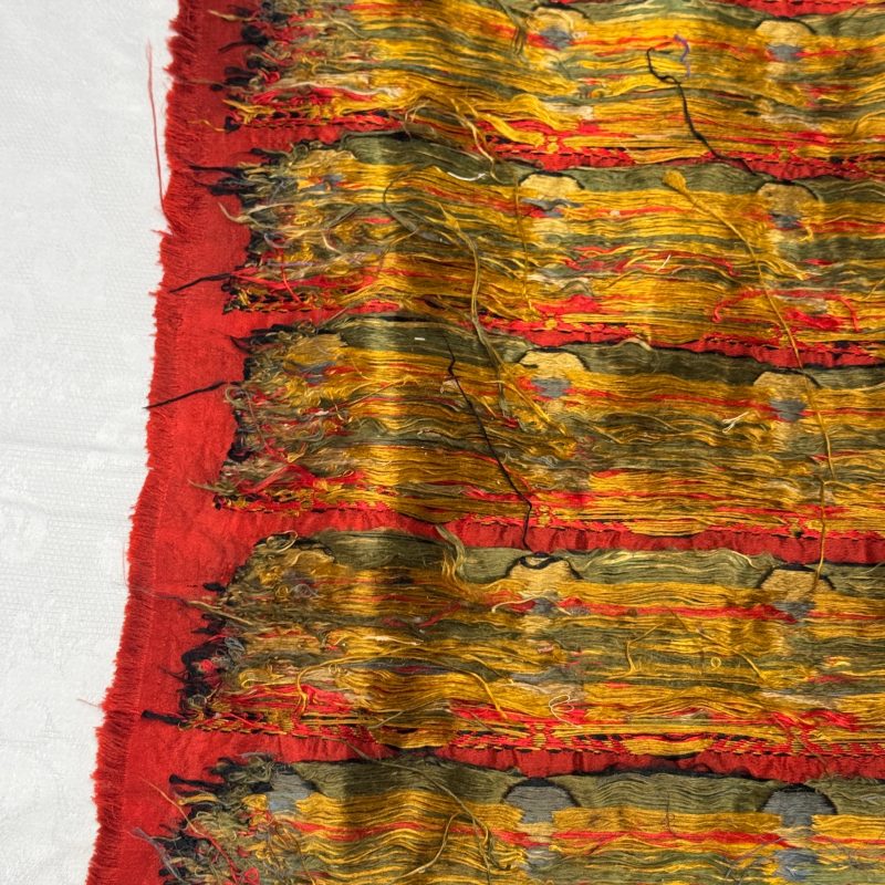 A Chinese red-ground brocade panel with seated Buddhas - 图24