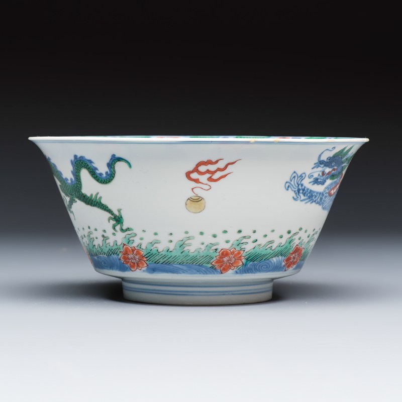 A Chinese famille verte 'Dragon' bowl on a later wooden stand - 图3