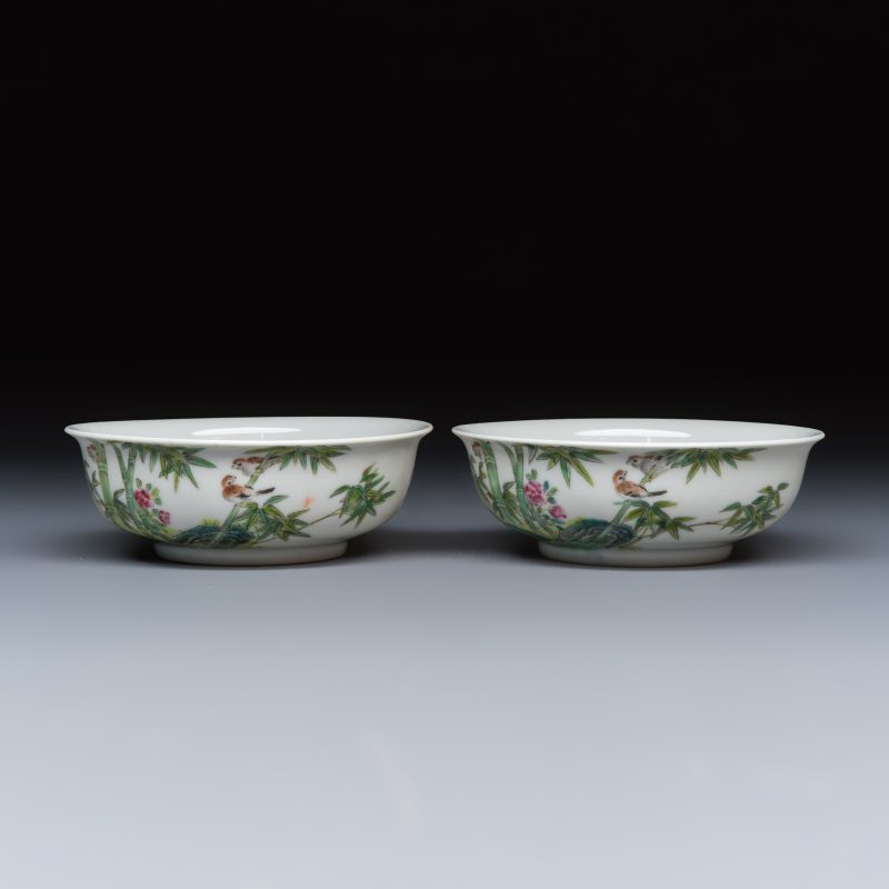 A pair of Chinese famille rose shallow bowls with birds among bamboo, and bats - 图3