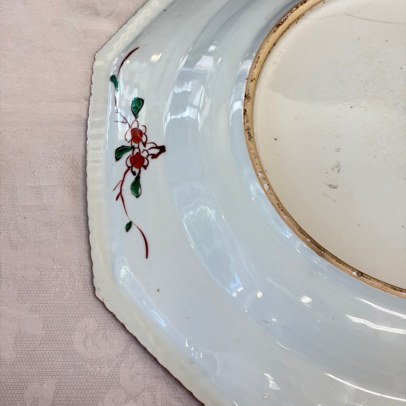 An unusual large octagonal Chinese famille verte dish with a lady playing the qin - 图22
