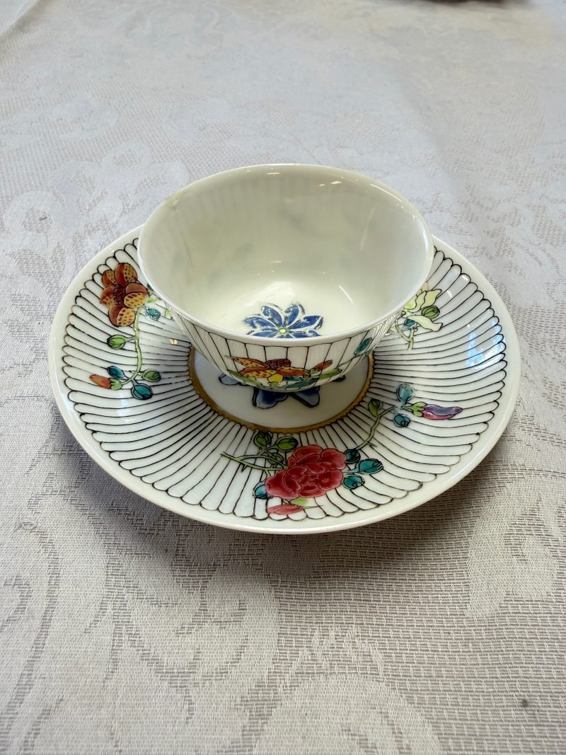 A Chinese famille rose tea bowl and saucer with floral design - 图10
