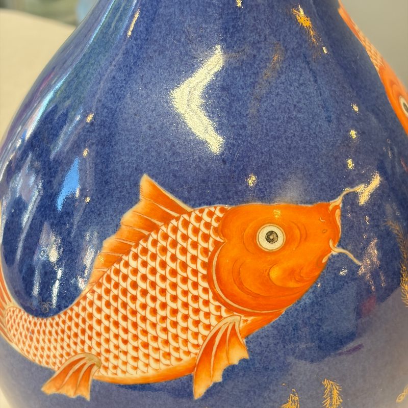 A Chinese gilt-heightened powder-blue-ground iron-red decorated 'Carps' vase - 图20