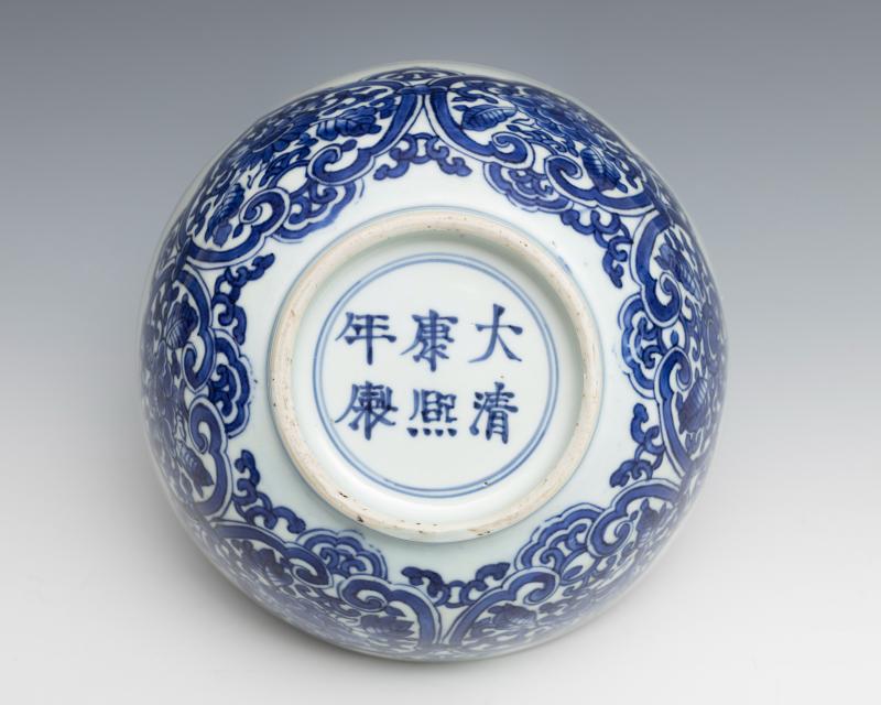 A pair of large blue and white 'lotus' bowls, Kangxi mark and of the period (1662-1722) - 图6