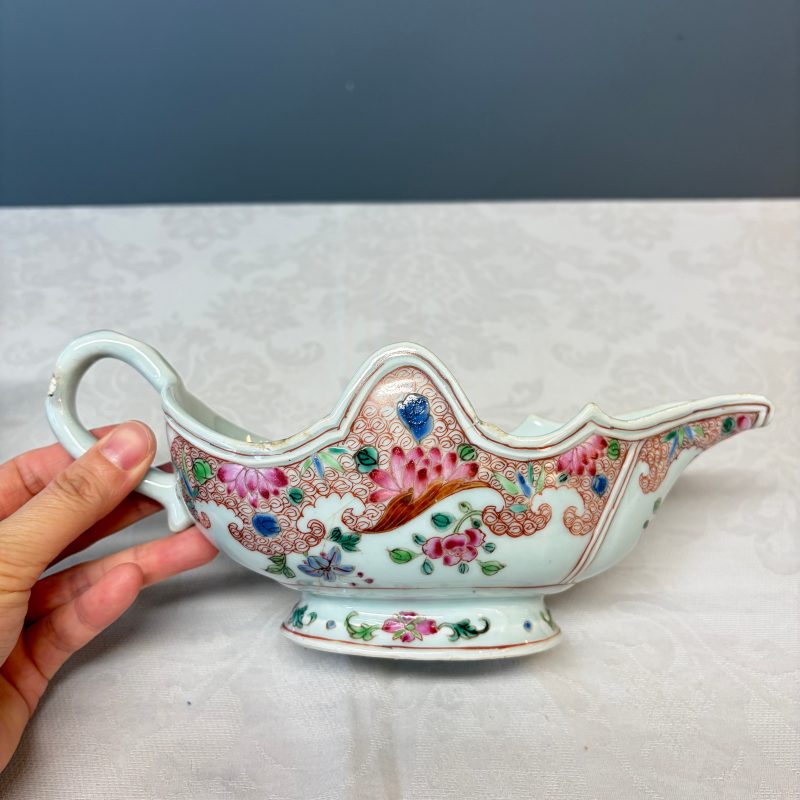 A pair of Chinese famille rose sauceboats with floral scroll design - 图18