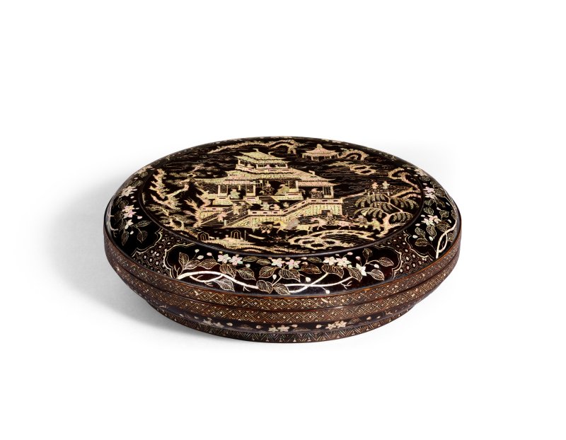 A large mother-of-pearl-inlaid black-lacquer box and cover, Ming dynasty | 明　黑漆嵌螺鈿樓閣人物圖圓蓋盒