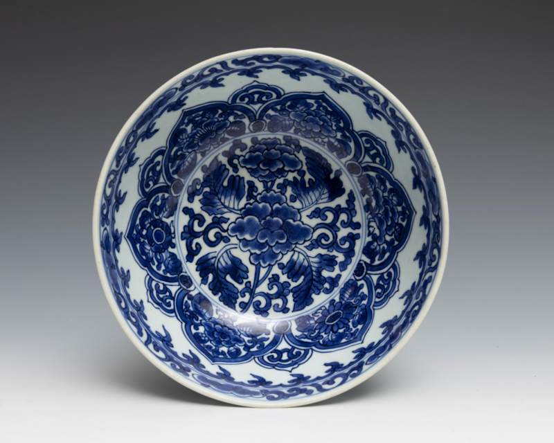 A pair of large blue and white 'lotus' bowls, Kangxi mark and of the period (1662-1722) - 图5