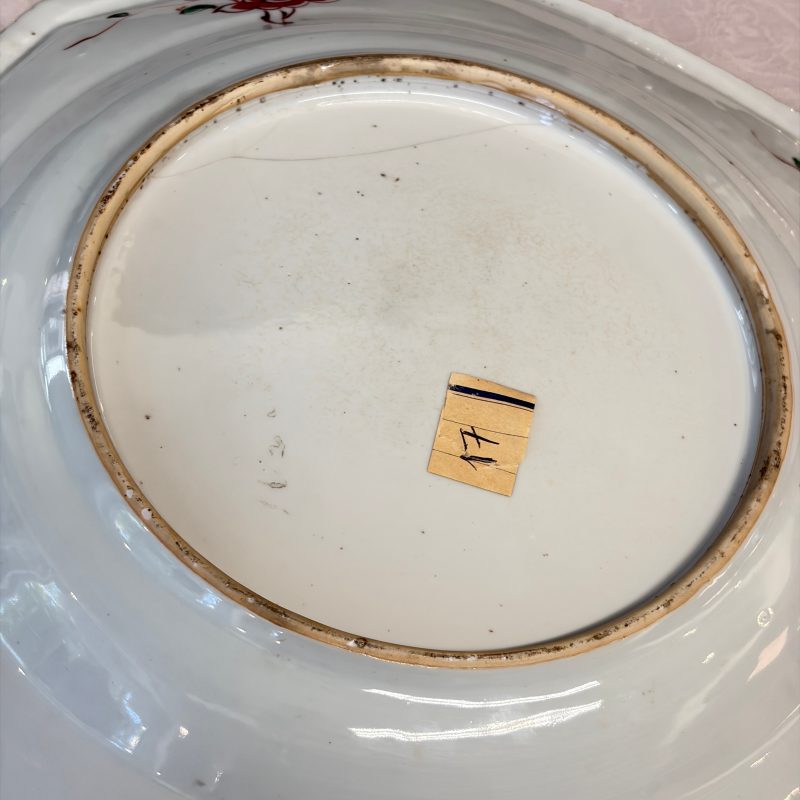An unusual large octagonal Chinese famille verte dish with a lady playing the qin - 图23