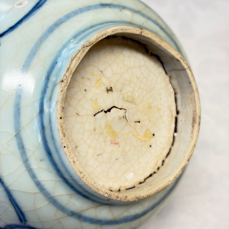 Two Chinese blue and white bowls, a plate, a celadon kendi and a vase - 图54