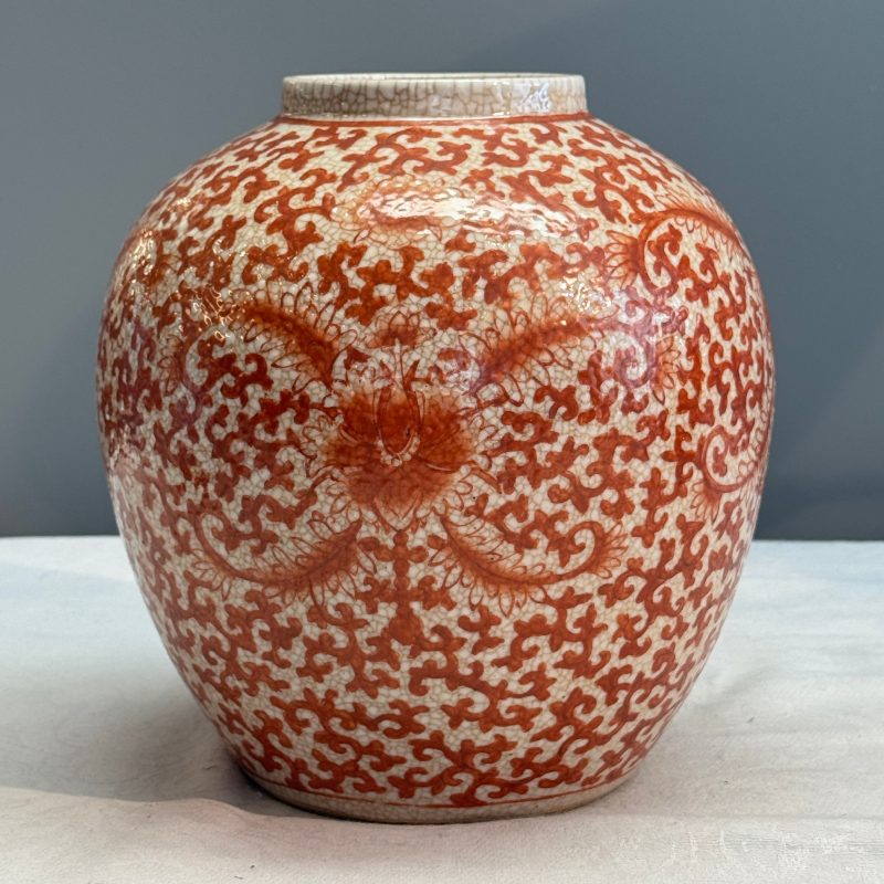 Three Chinese famille rose, verte and iron-red-decorated jars, one mounted as a lamp - 图18