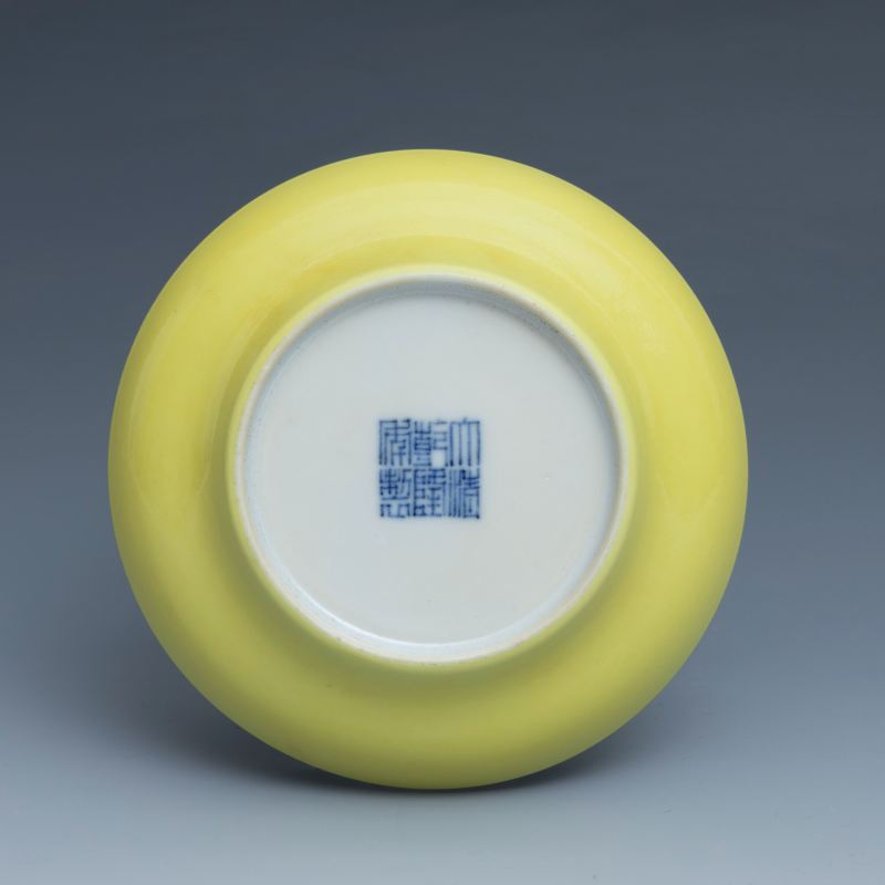 A pair of small lemon-yellow-glazed saucer dishes, Qianlong mark and of the period (1736-1795) - 图7