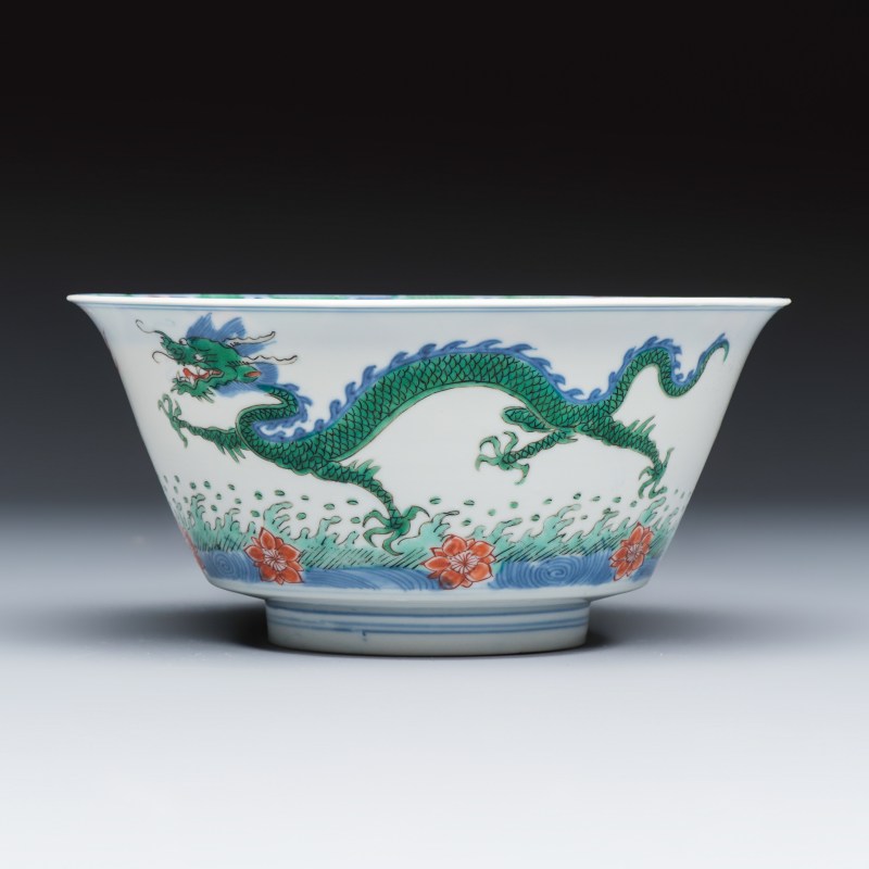 A Chinese famille verte 'Dragon' bowl on a later wooden stand - 图2