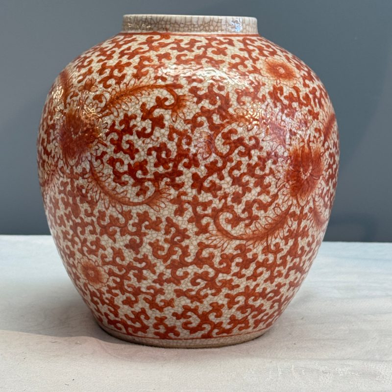 Three Chinese famille rose, verte and iron-red-decorated jars, one mounted as a lamp - 图17