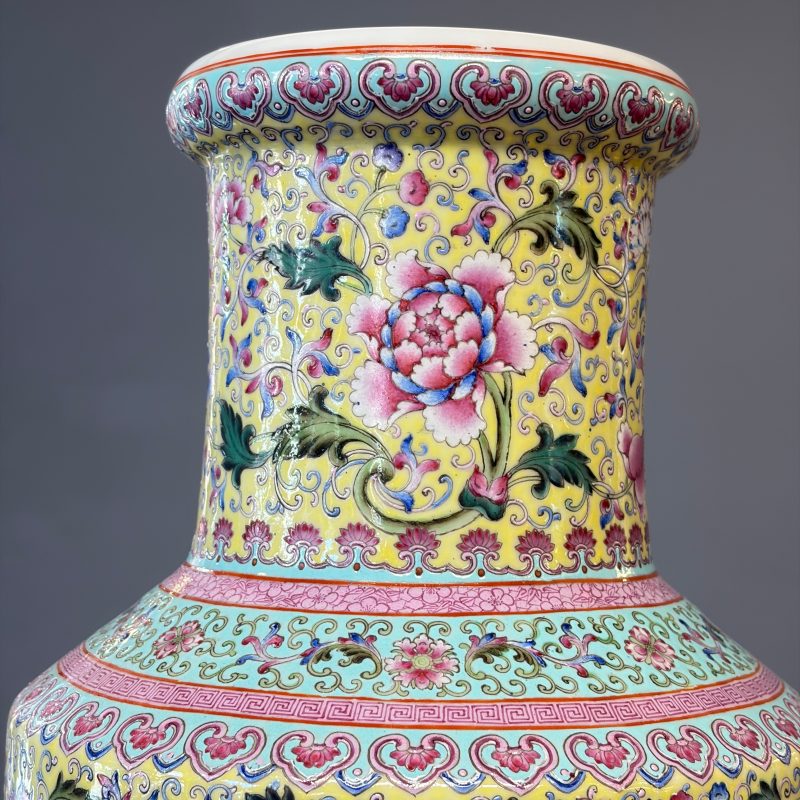 A pair of Chinese famille rose vases with figural design - 图21
