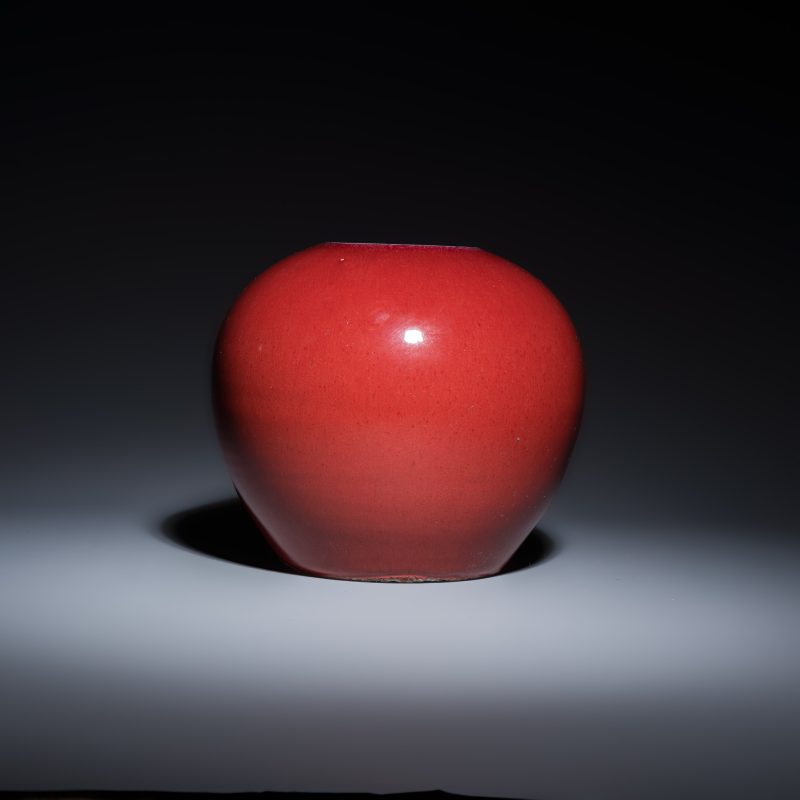 Three Chinese monochrome wares, one with a wooden stand - 图3