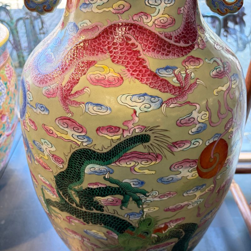 A large Chinese famille rose celadon-ground 'Dragon' vase - 图9