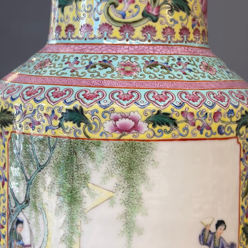 A pair of Chinese famille rose vases with figural design - 图22