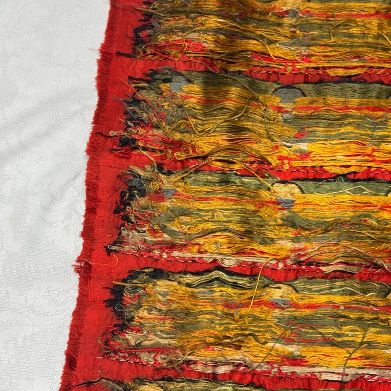 A Chinese red-ground brocade panel with seated Buddhas - 图25