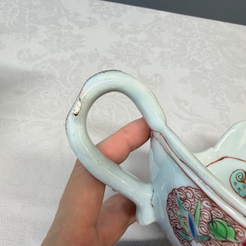 A pair of Chinese famille rose sauceboats with floral scroll design - 图19