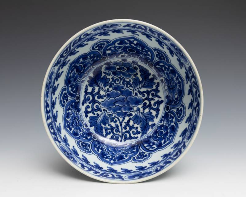 A pair of large blue and white 'lotus' bowls, Kangxi mark and of the period (1662-1722) - 图8