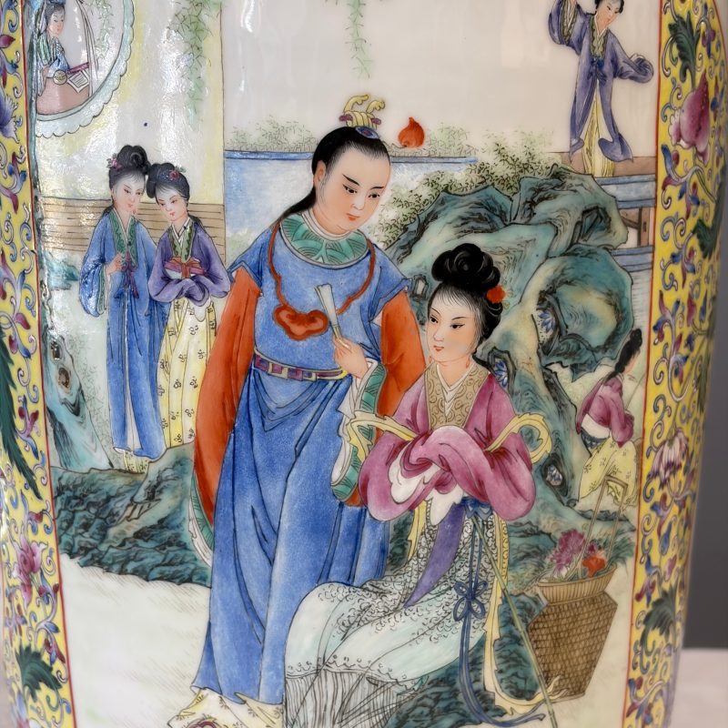 A pair of Chinese famille rose vases with figural design - 图24
