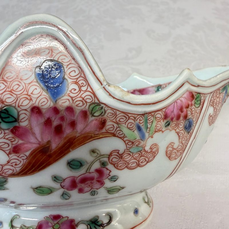 A pair of Chinese famille rose sauceboats with floral scroll design - 图21
