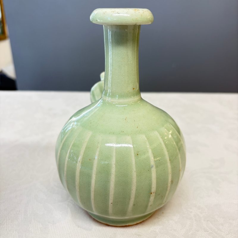 Two Chinese blue and white bowls, a plate, a celadon kendi and a vase - 图57