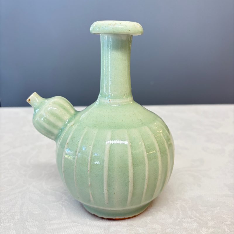 Two Chinese blue and white bowls, a plate, a celadon kendi and a vase - 图56